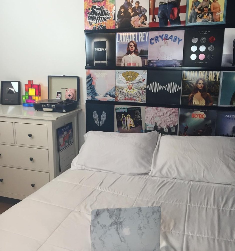 Уютная комната для подростка с плакатами