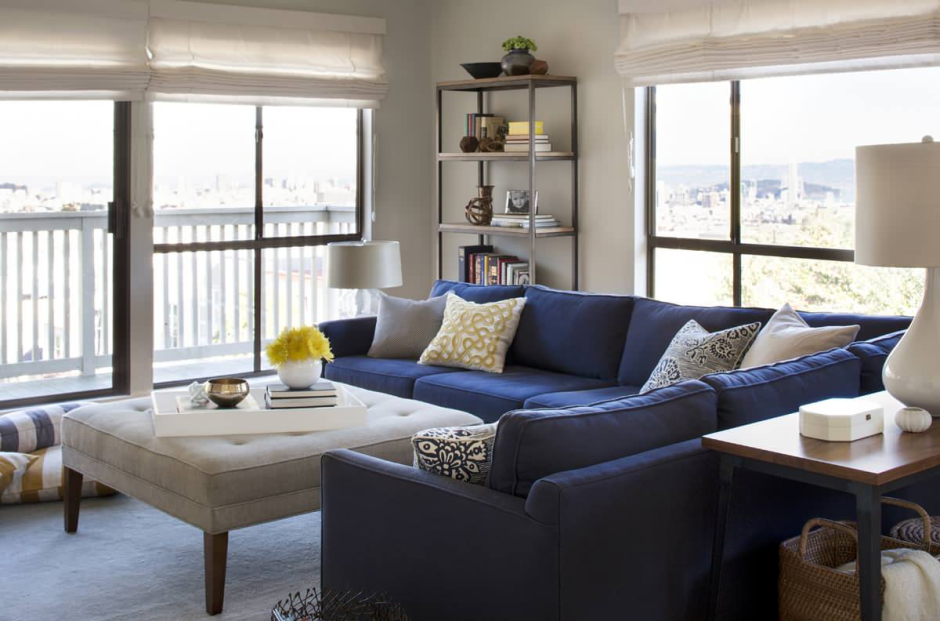 Синие диваны в интерьере гостиных