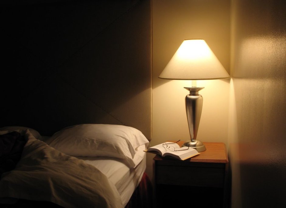 Лампа в темной комнате