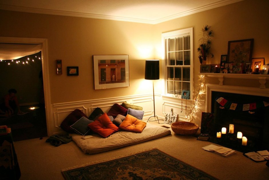 Уютная вечерняя комната