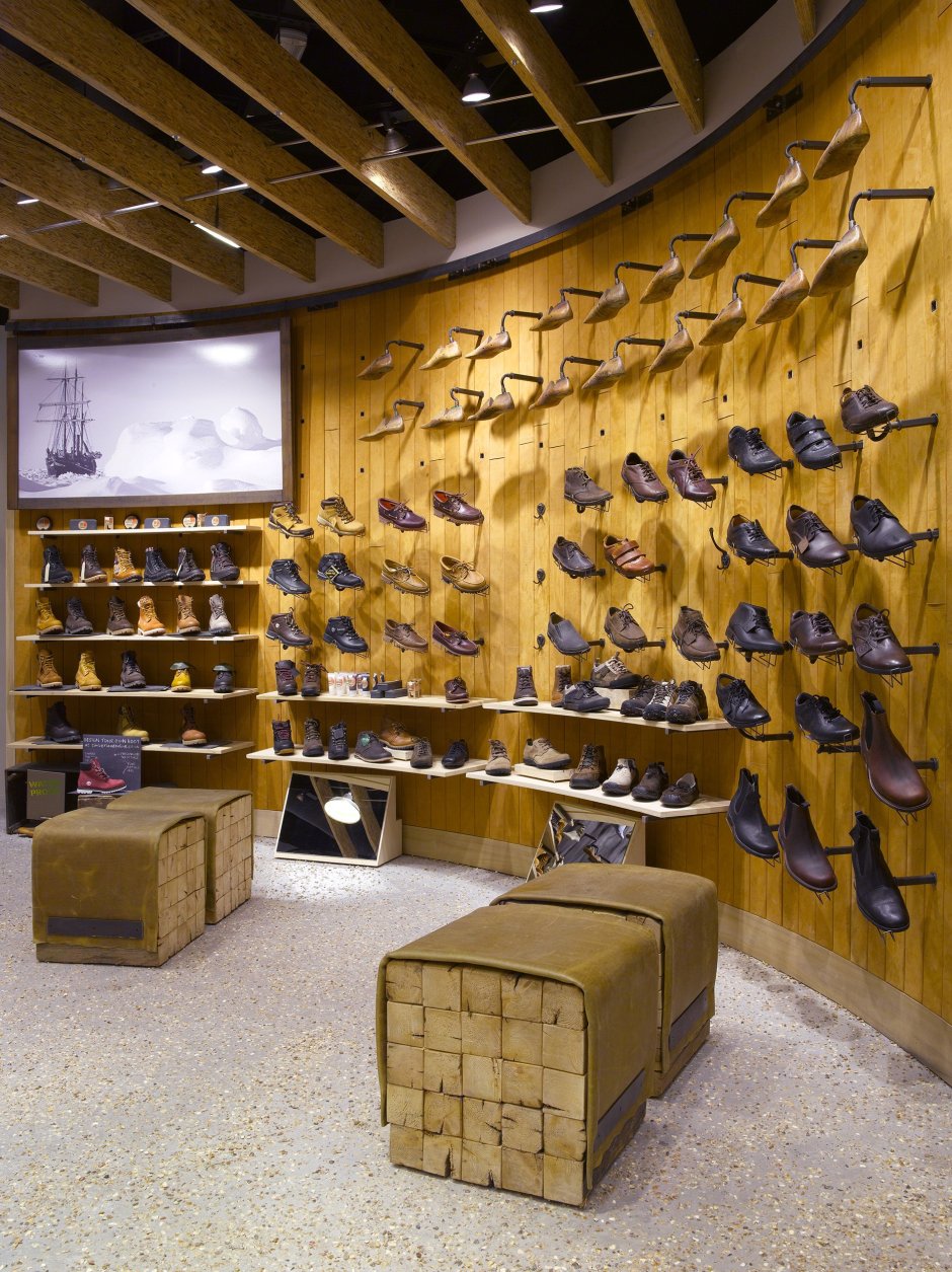 Интересный интерьер обувного магазина