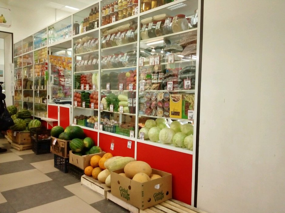 Овощные витрины в маленьких магазинах