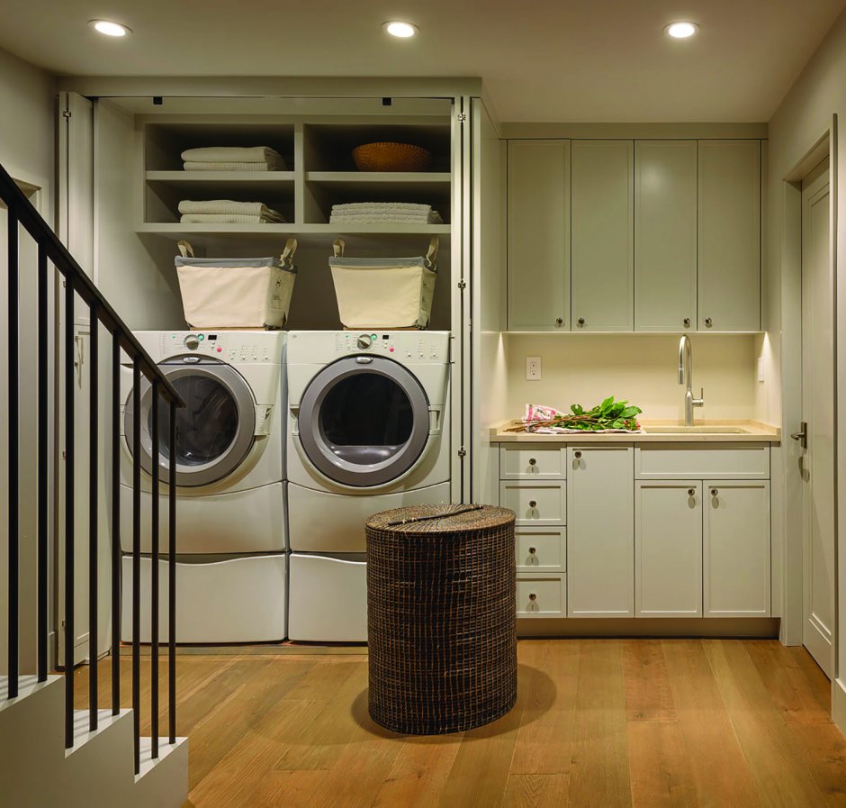 Стиральная машина в кладовке