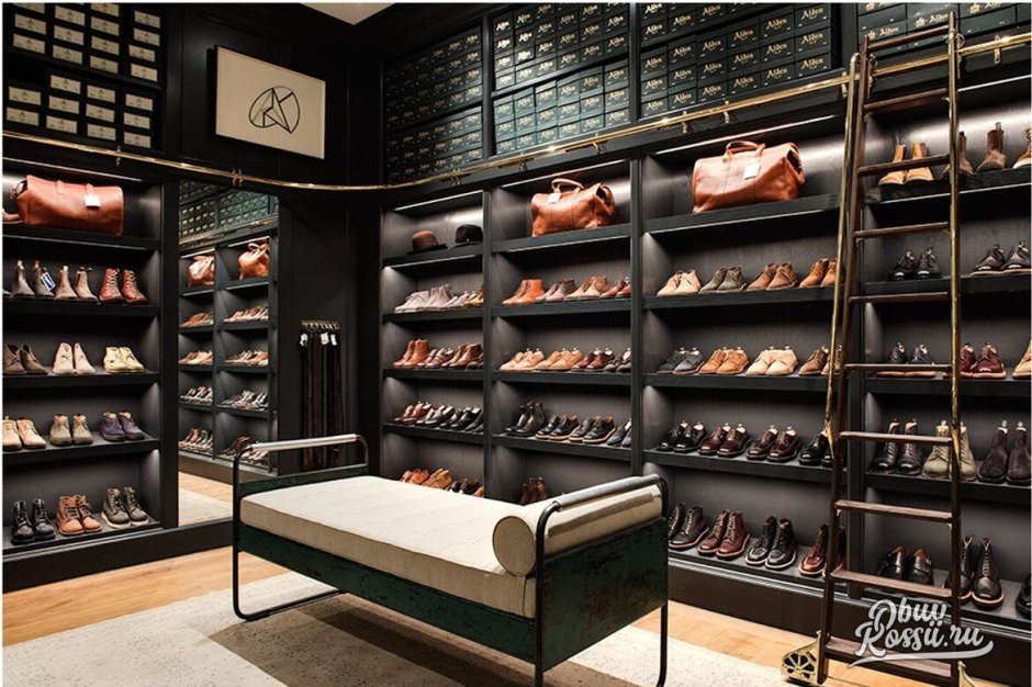 Интерьер магазина мужской обуви