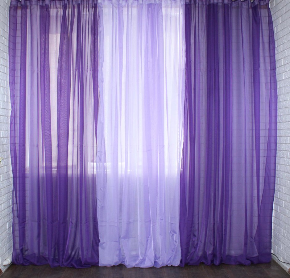 Белая тюль и фиолетовые шторы