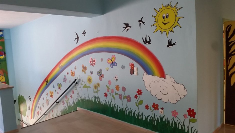 Рисунок на стене в классе начальной школы