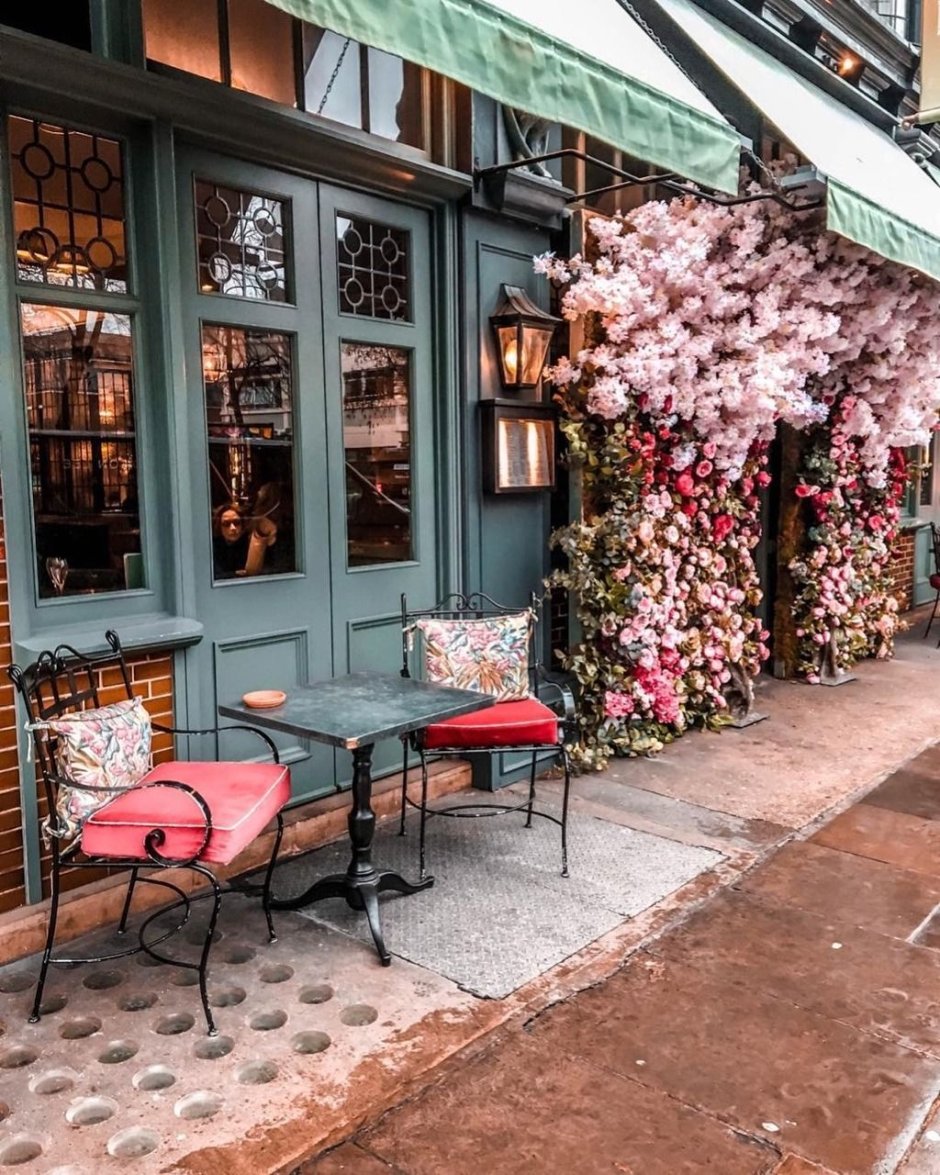 Уличные кафе с цветами
