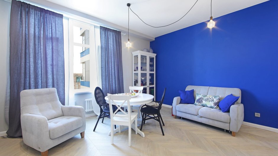 Квартира с синими стенами