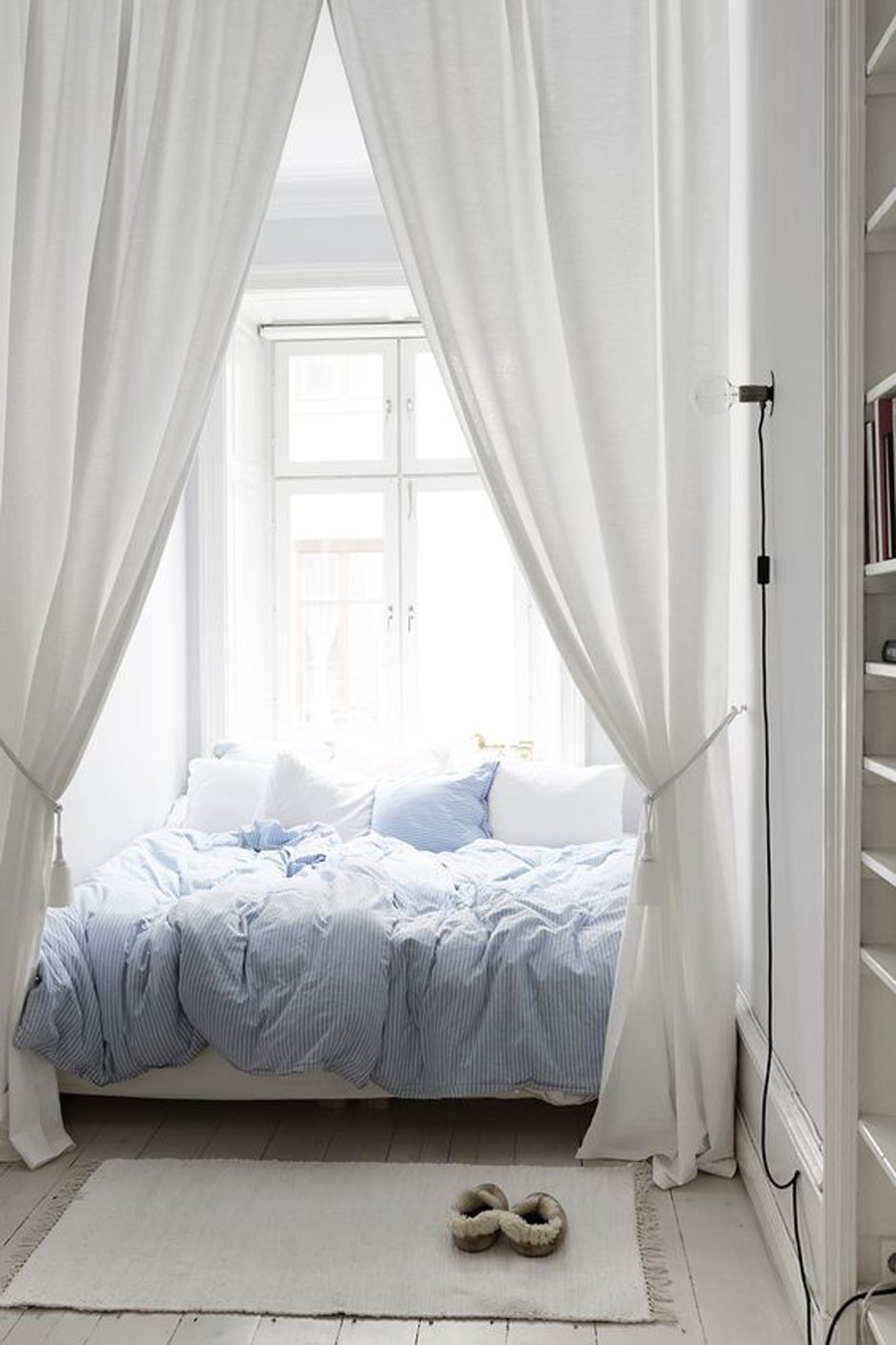 Дизайн спальни кровать у окна (68 фото)