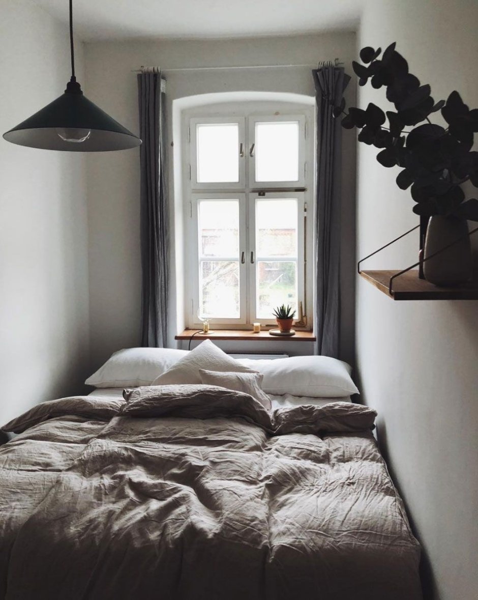 двуспальная кровать возле окна