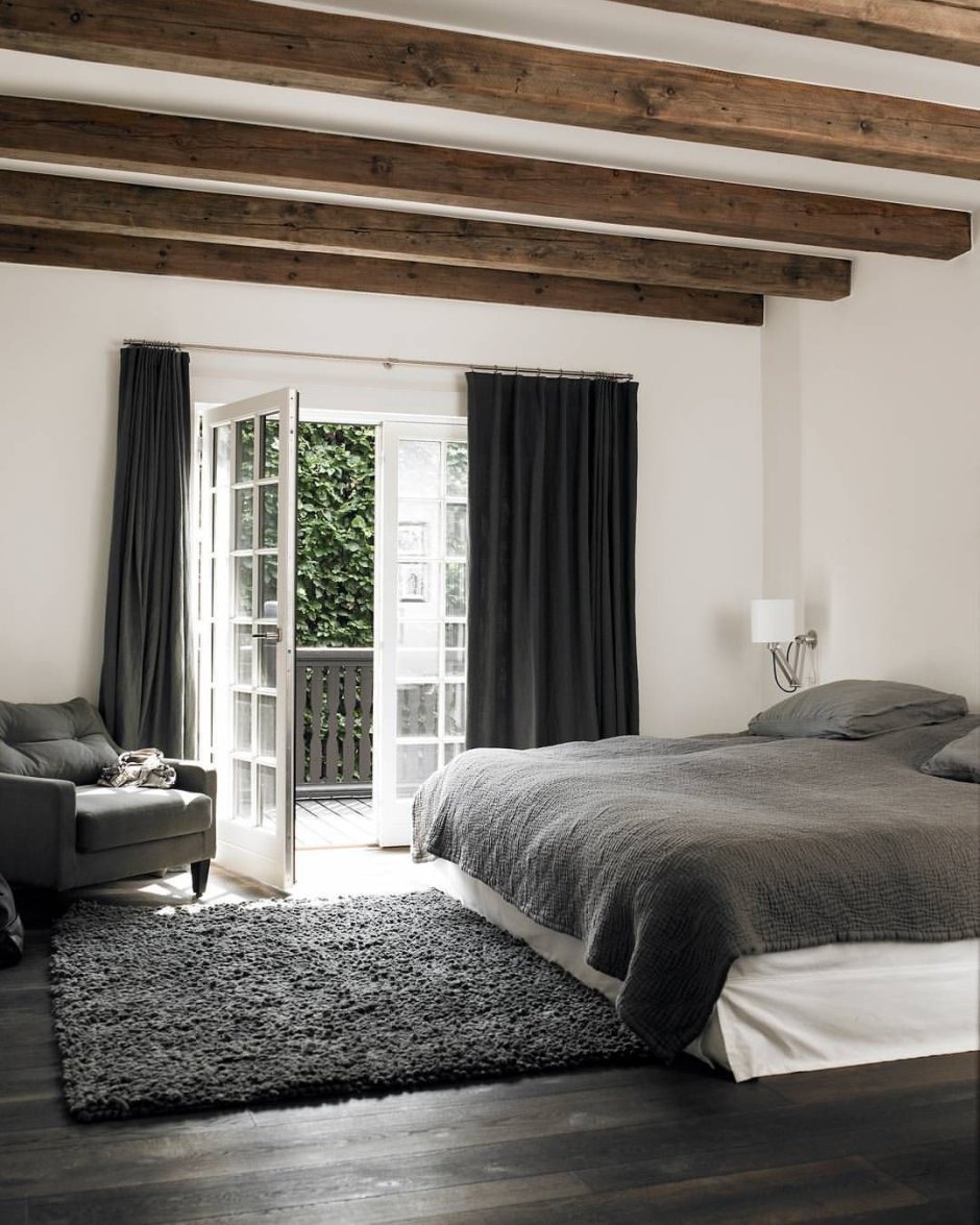 Спальня с деревянными балками