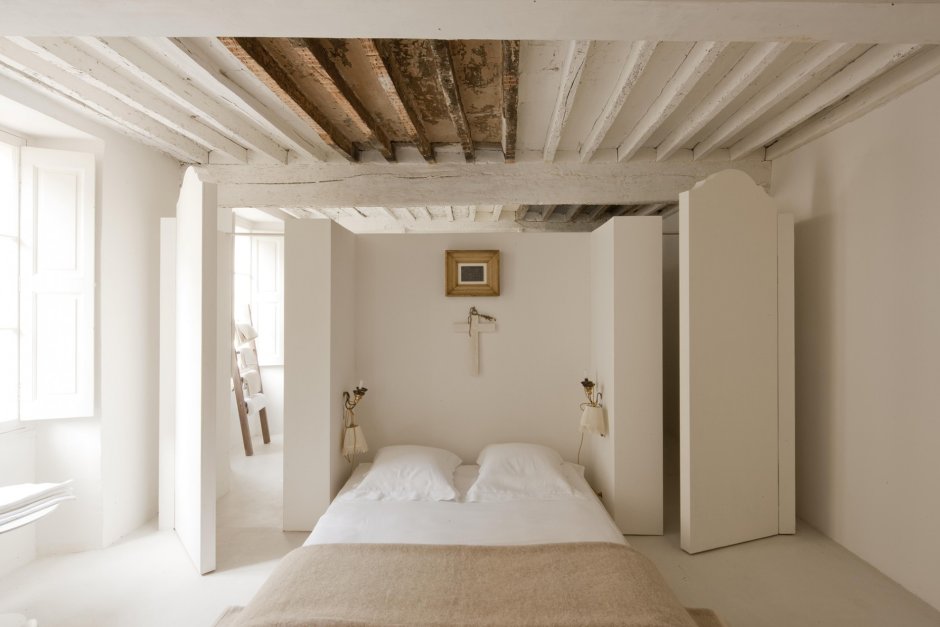 Реечный деревянный потолок в спальне