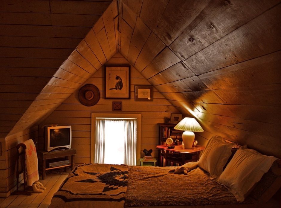 Уютная спальня на чердаке