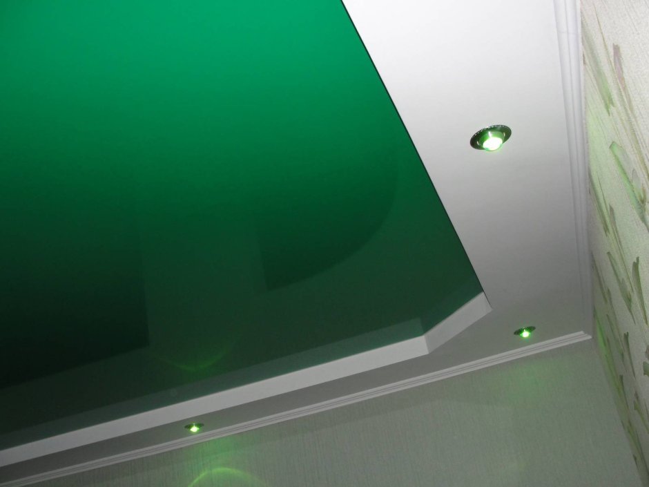 Зеленый глянцевый натяжной потолок