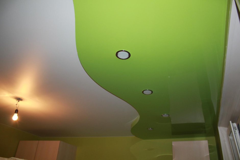 Зеленый глянцевый натяжной потолок