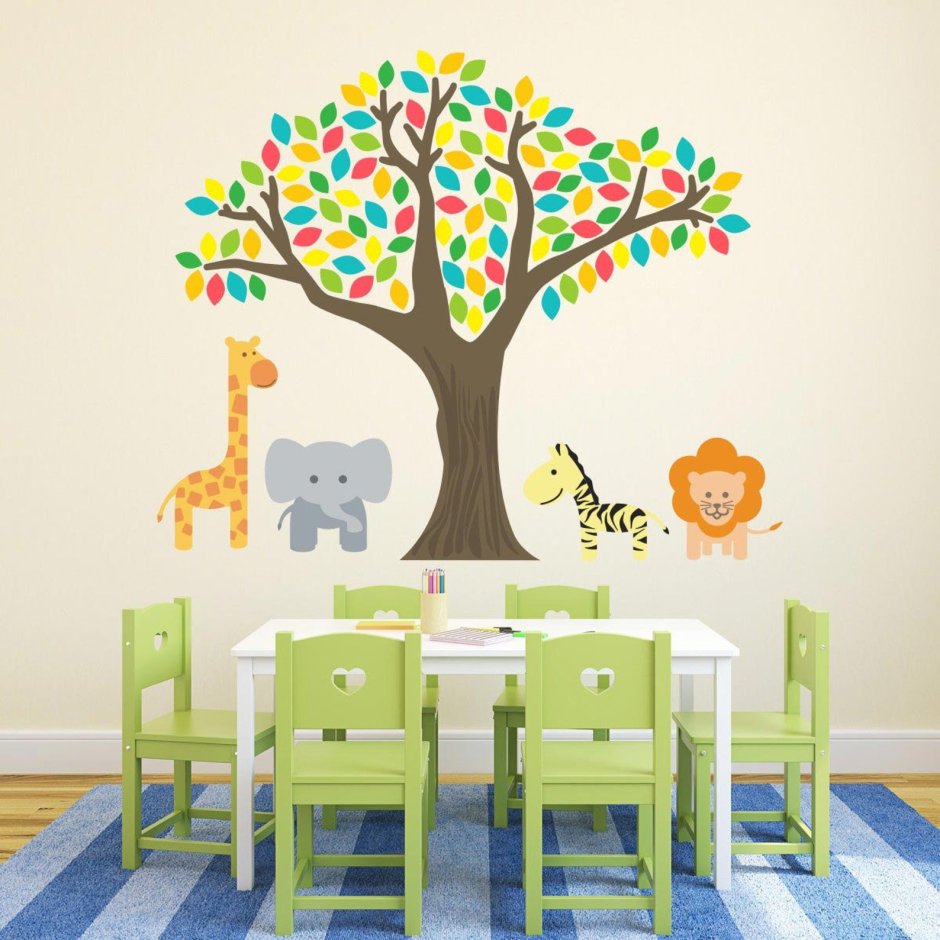 Дерево на стене в интерьере в детском саду