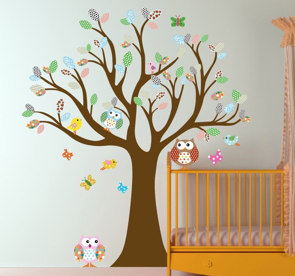 Осеннее дерево на стене в детском саду