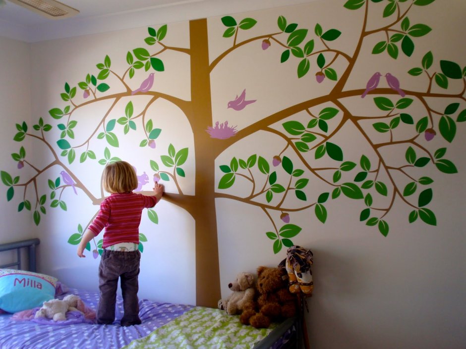 Детская с деревом на стене