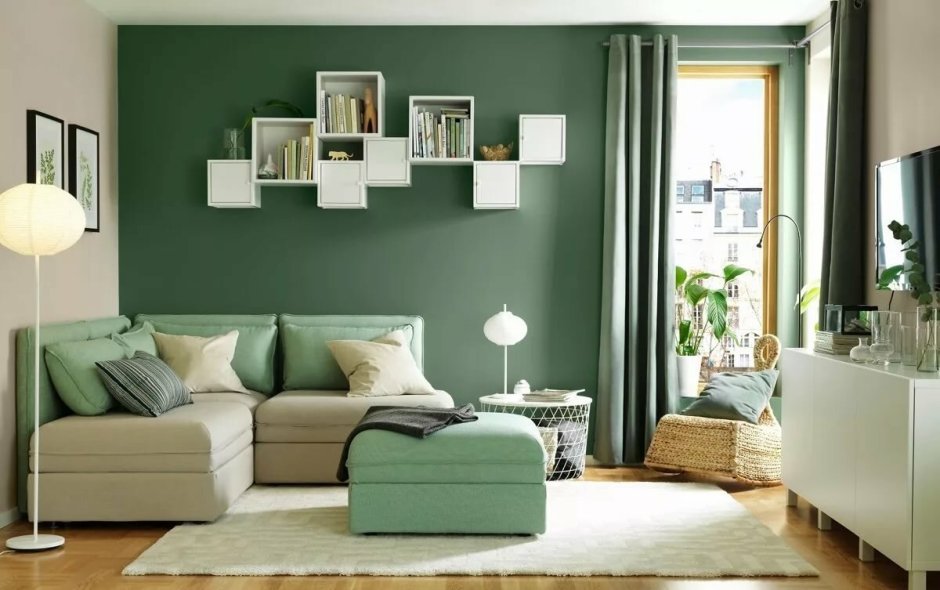 Белая спальня с зелеными акцентами