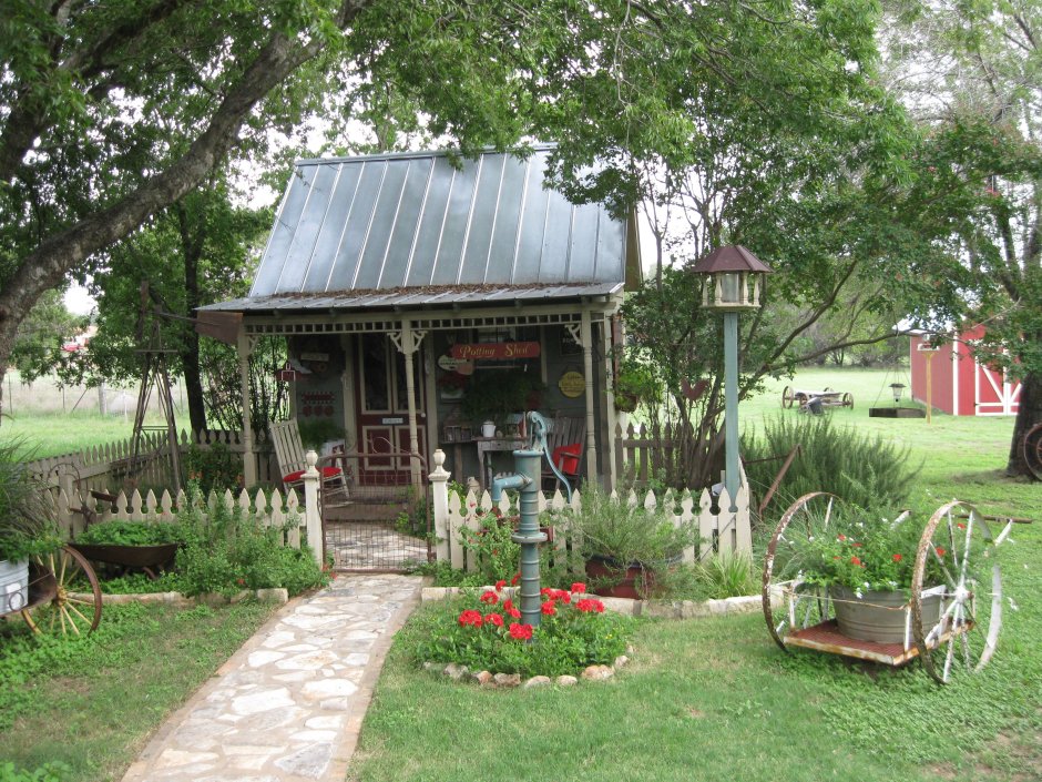 Современный двор в деревне
