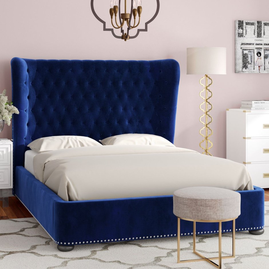 Голубая велюровая кровать