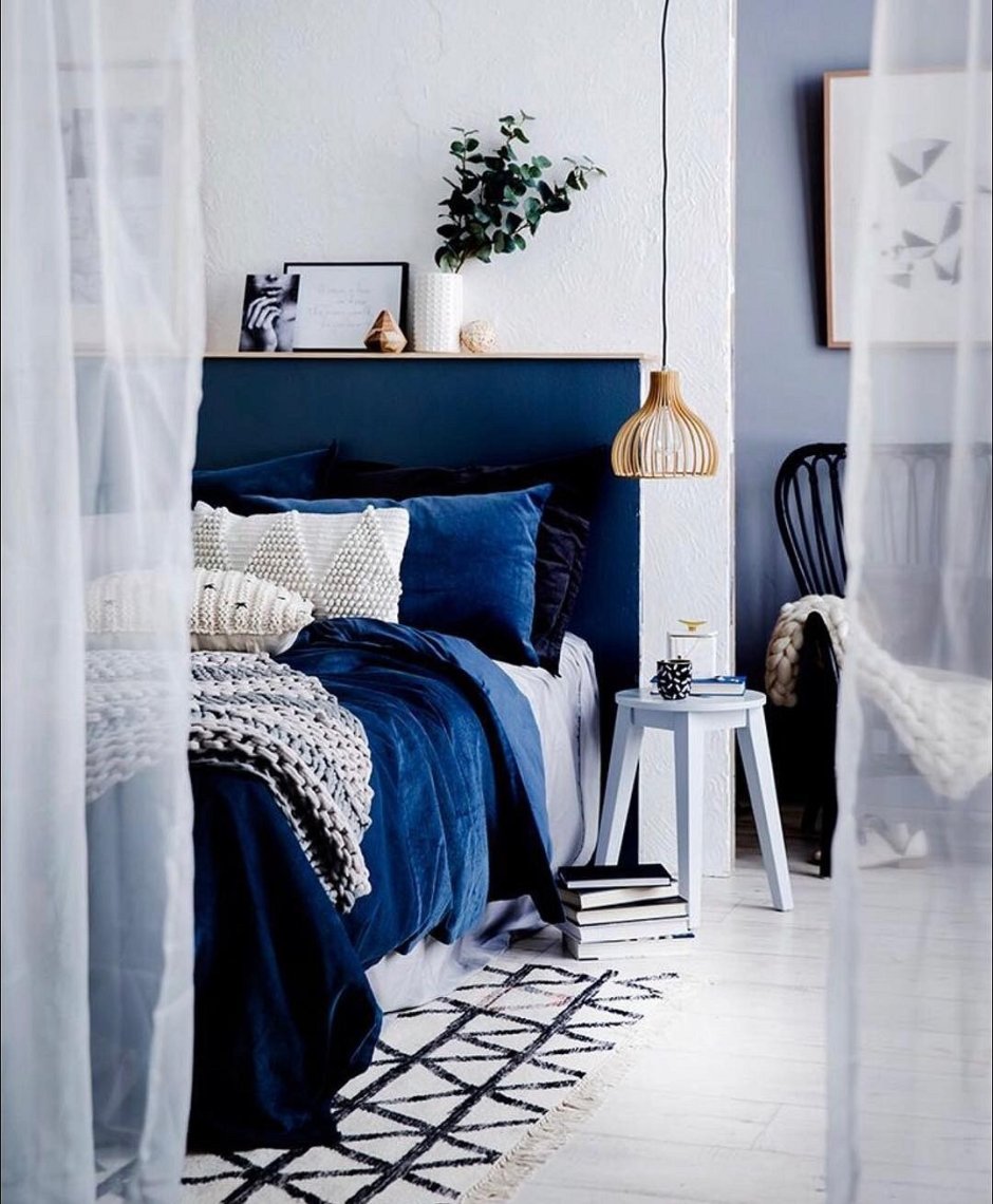 Белая спальня с синими акцентами