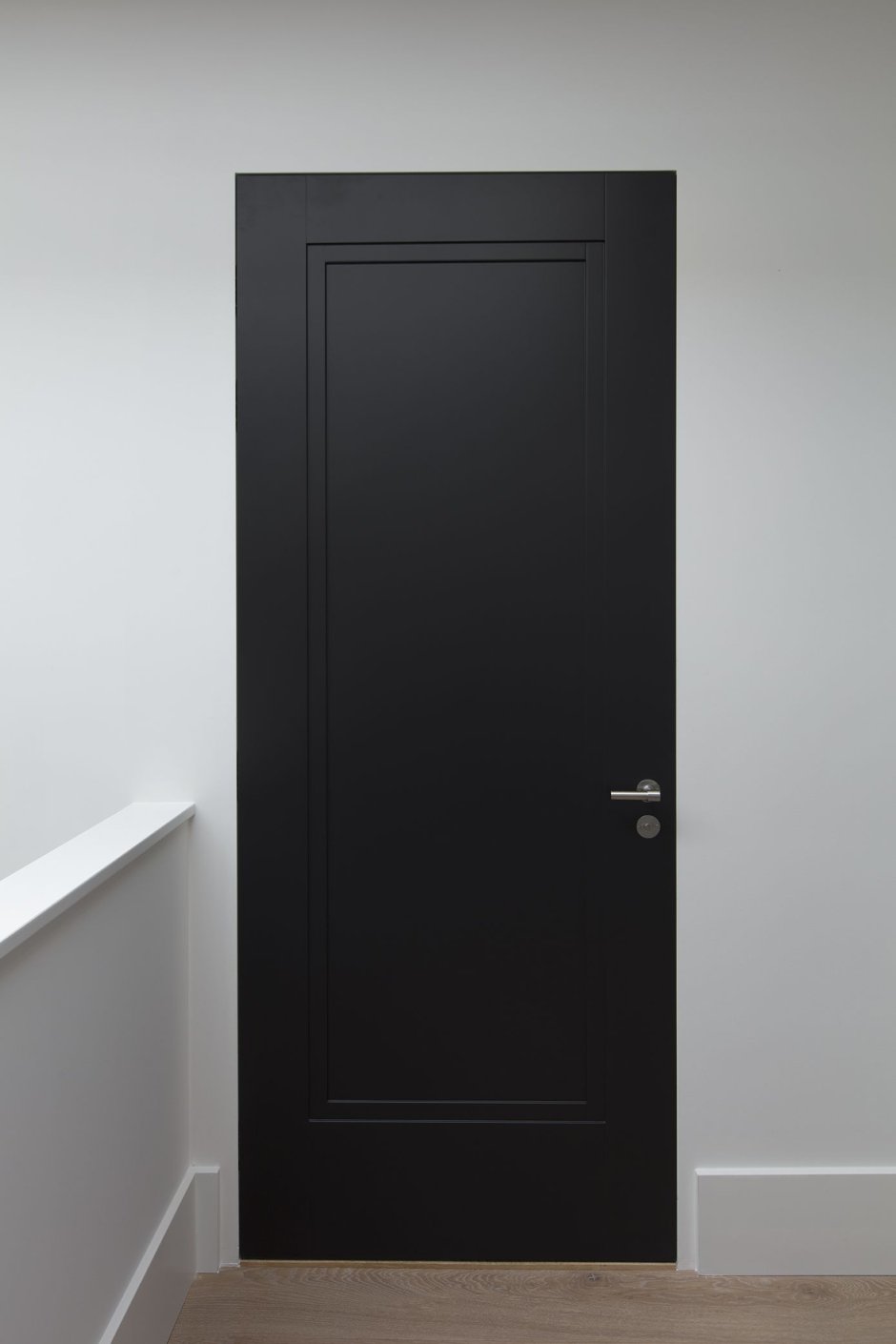Стильная черная дверь