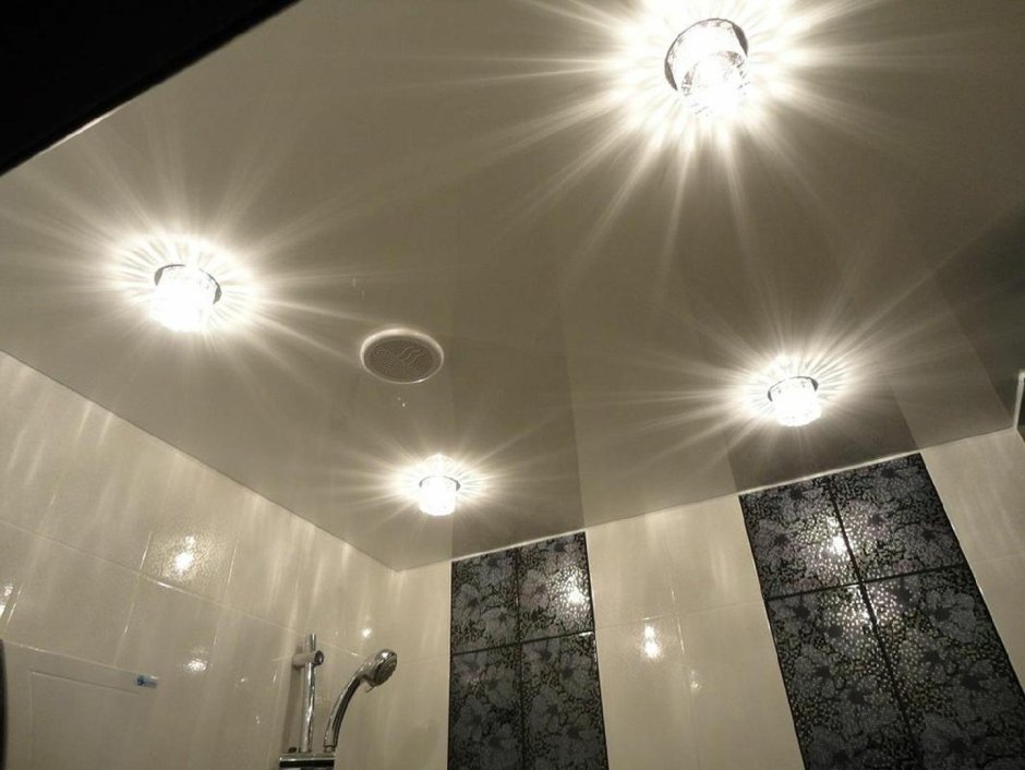 Освещение натяжных потолков в ванной