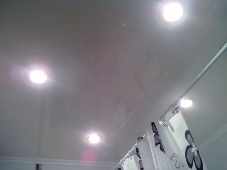Расположение ламп на натяжном потолке в ванной