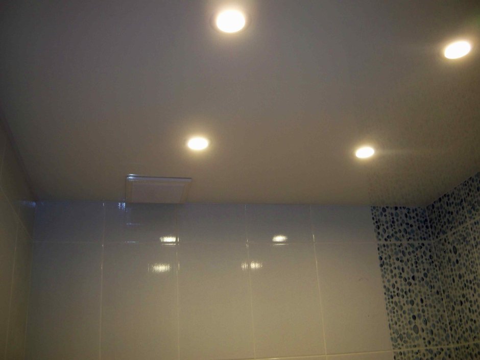 Натяжной потолок в ванной с точечными светильниками