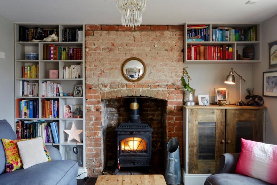Маленькая уютная комната с камином