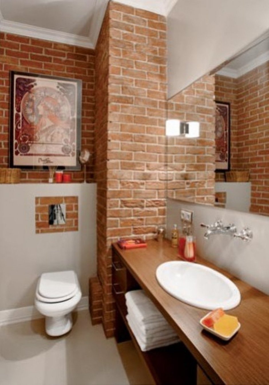 Ванная комната с кирпичной стеной