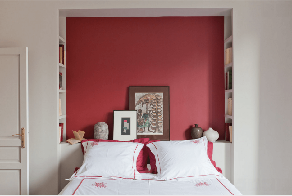 Красный цвет стен в спальне