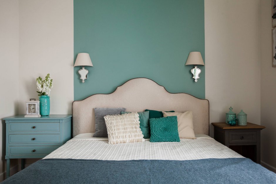 Акцентная стена в спальне в бирюзовом цвете