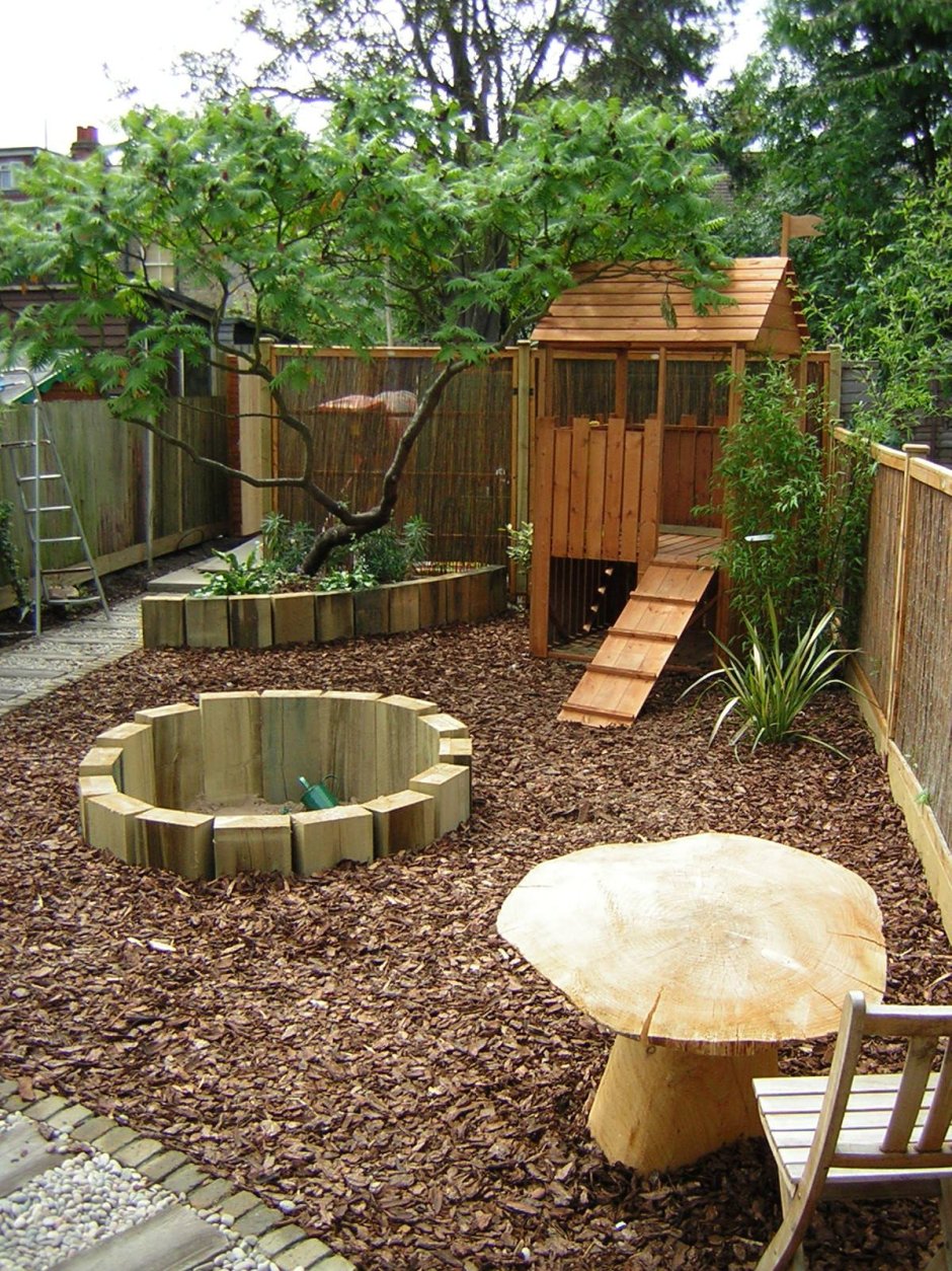 Двор с детской площадкой и бассейном