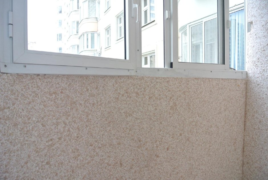 Отделка балкона короедом