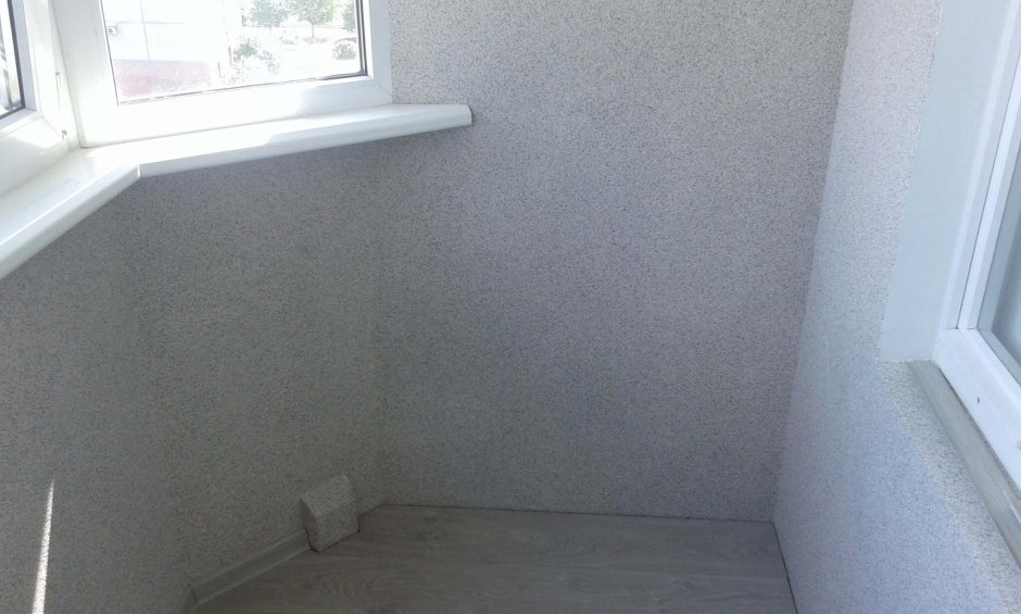 Отделка балкона штукатуркой короед