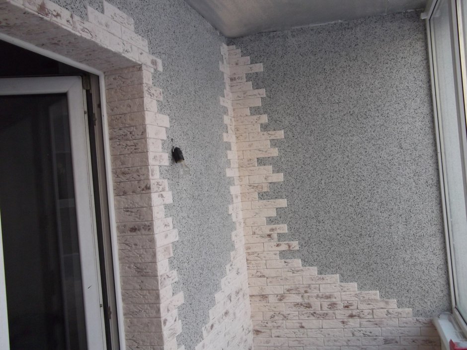 Балкон, поклееный обоями