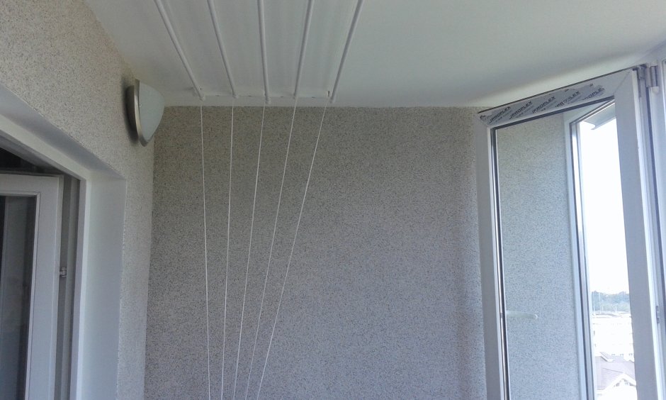 Покраска стен на балконе