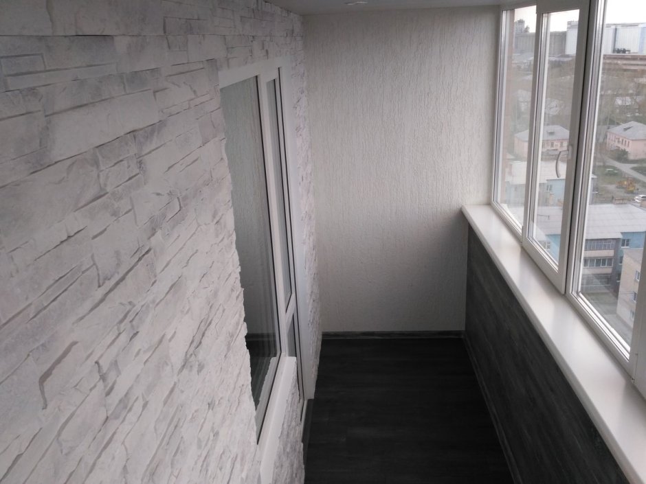 Декоративный камень в интерьере балкона