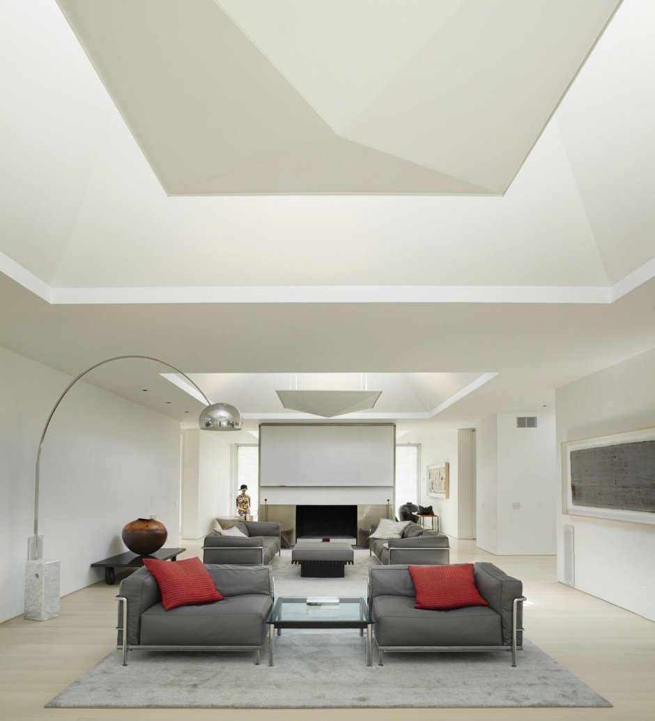 Дизайнерский потолок в гостиной