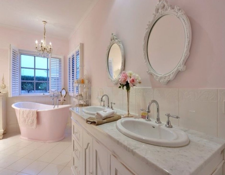 Серая ванна с розовыми аксессуарами