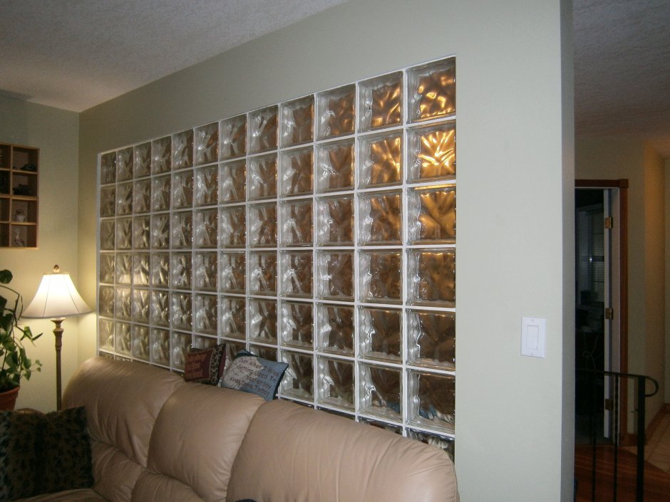 Стена из стеклоблоков в интерьере