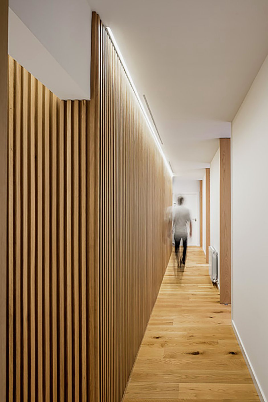 Деревянные рейки в коридоре