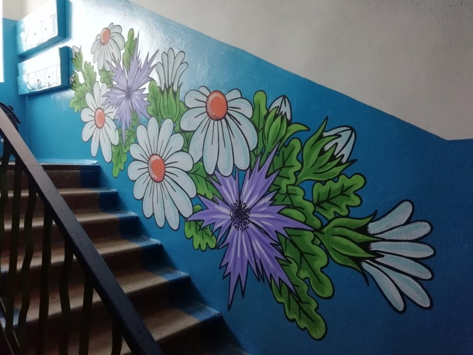 Облупившиеся стены в подъезде