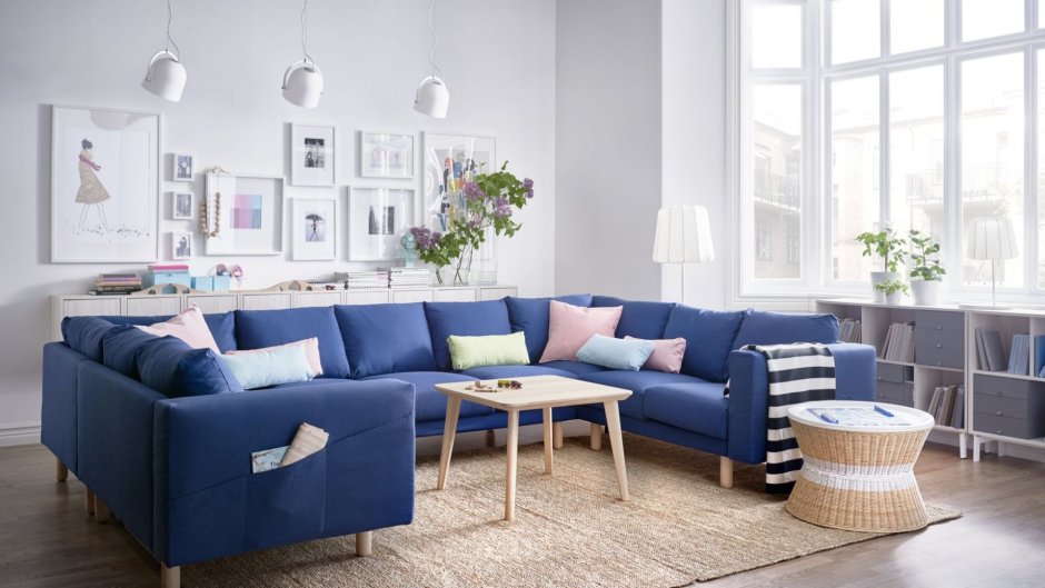 Белая гостиная с синим диваном