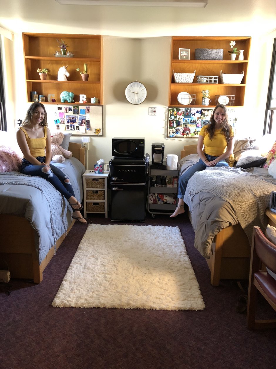Девушки в комнате общежития