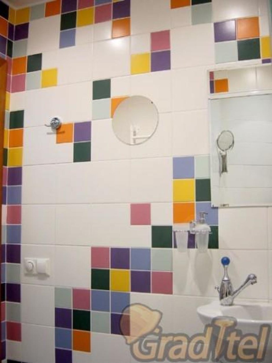 Разноцветная плитка в ванной