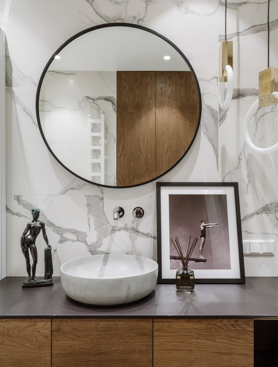Интерьер ванны с круглым зеркалом
