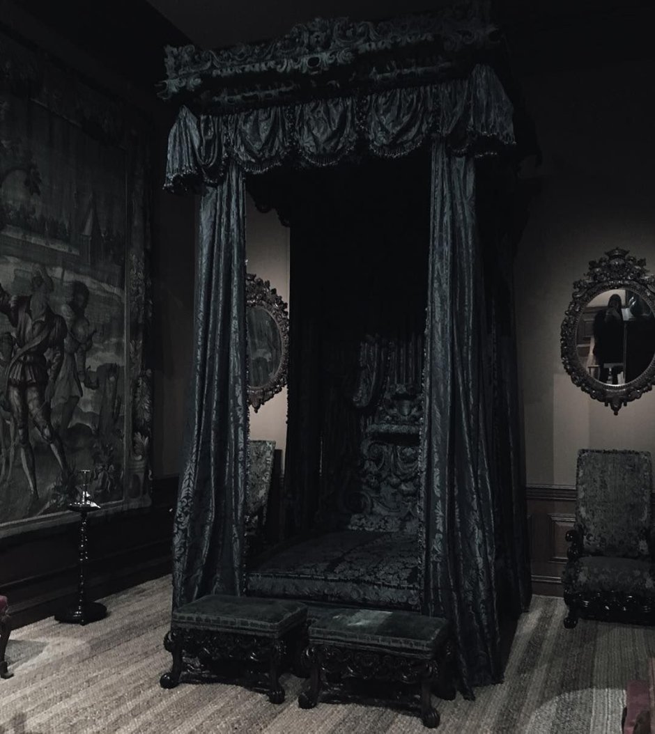 Викторианская Готика интерьер темный спальнп